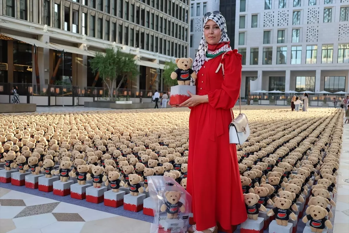 Doha’da Gazze’deki Çocuklar İçin 15 Bin Oyuncak Ayı Sergilendi