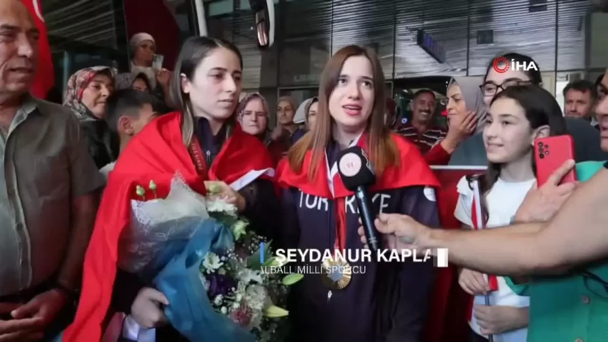 Olimpiyat Şampiyonu Sporculara Çiçekli Karşılama