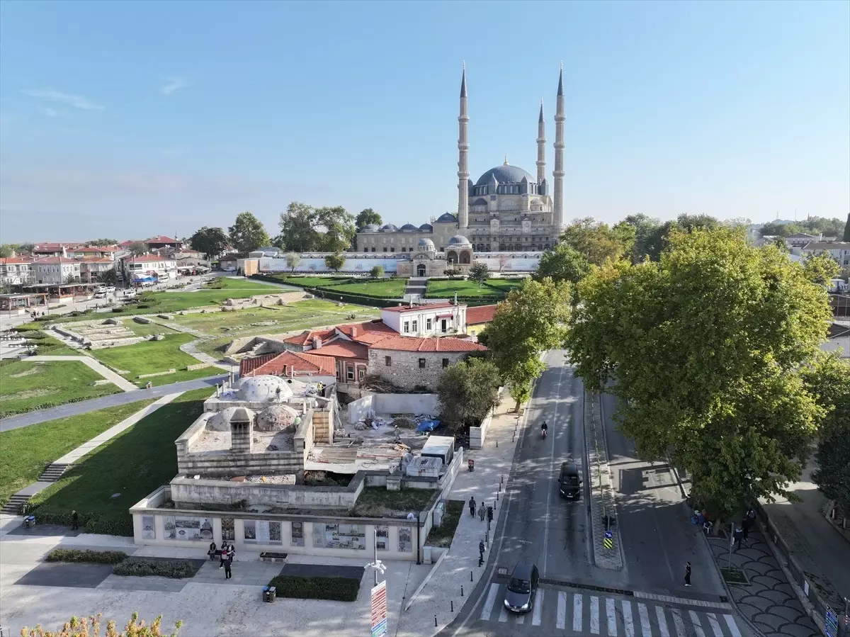 Edirne’deki Tarihi Havlucular Hanı ve Mezit Bey Hamamı’nın Restorasyonu Devam Ediyor