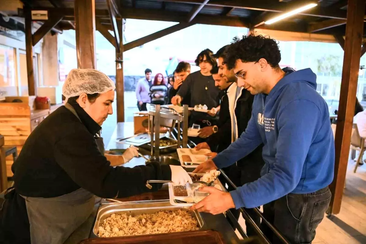 Kuşadası Belediyesi’nden Üniversite Öğrencilerine Ücretsiz Akşam Yemeği