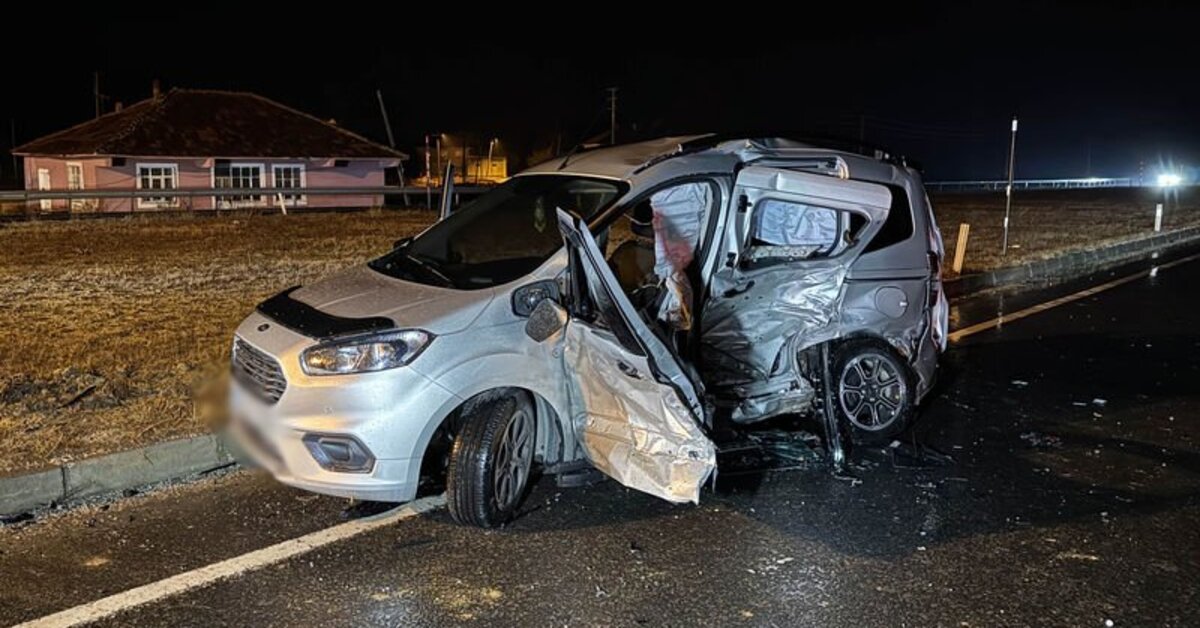 Uşak’ta otomobil ile hafif ticari araç çarpıştı: 1 ölü, 5 yaralı